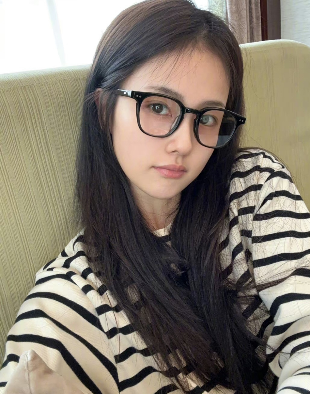 白鹿晒素颜照太减龄,脸上不化妆和小女生一样清新,戴上黑框眼镜更是一