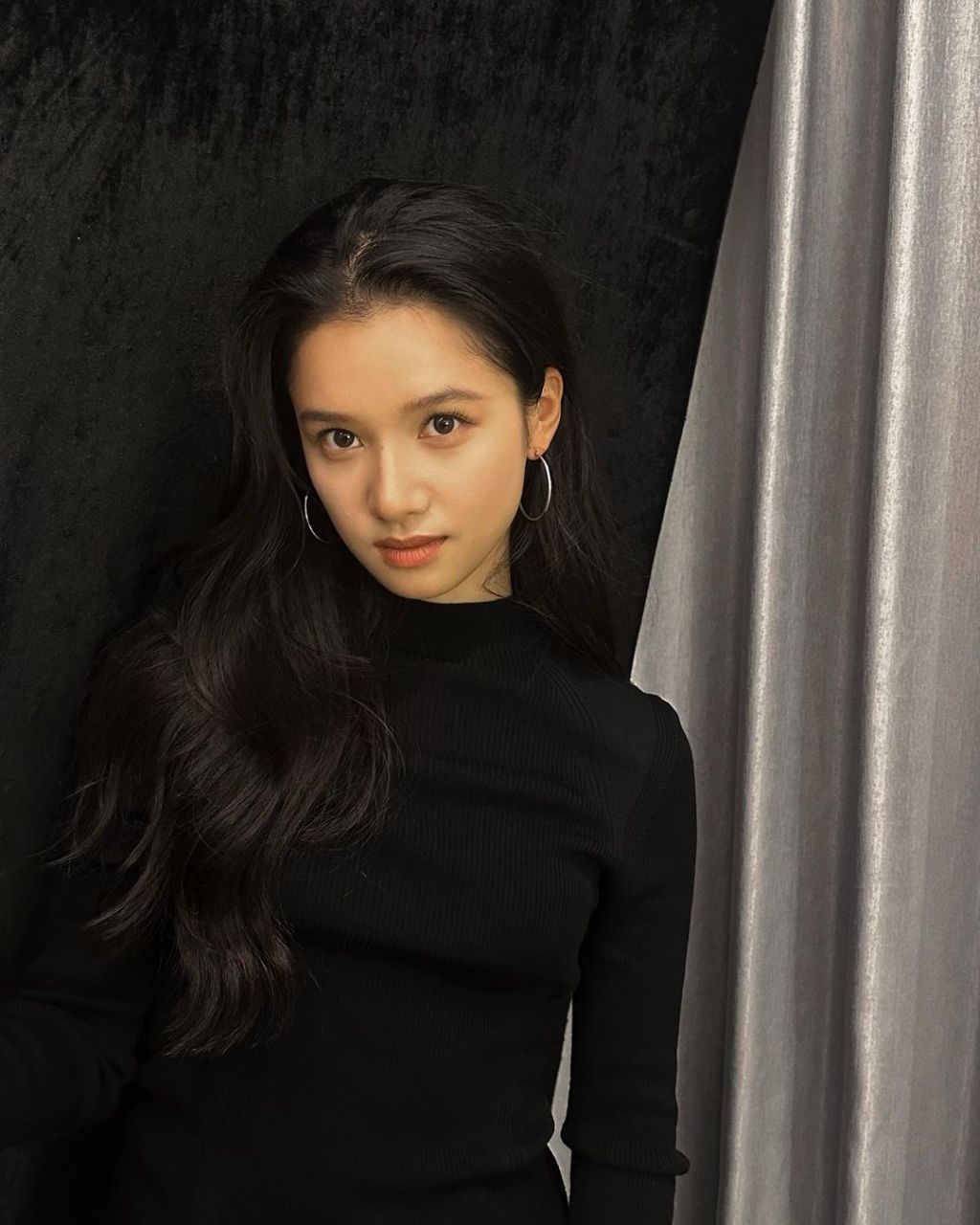 敷面膜自拍随心自然. #明星动态# #明星穿搭# #张婧仪