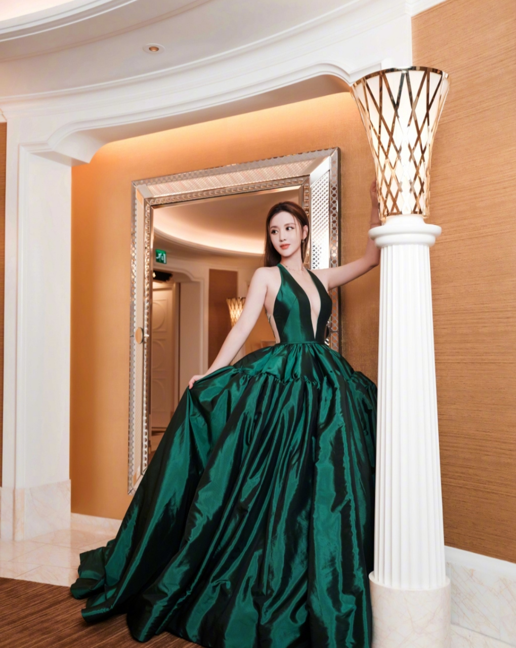 张萌出席活动,一袭深v礼服,着装非常的大胆,尽显完美好身材,性感妩媚