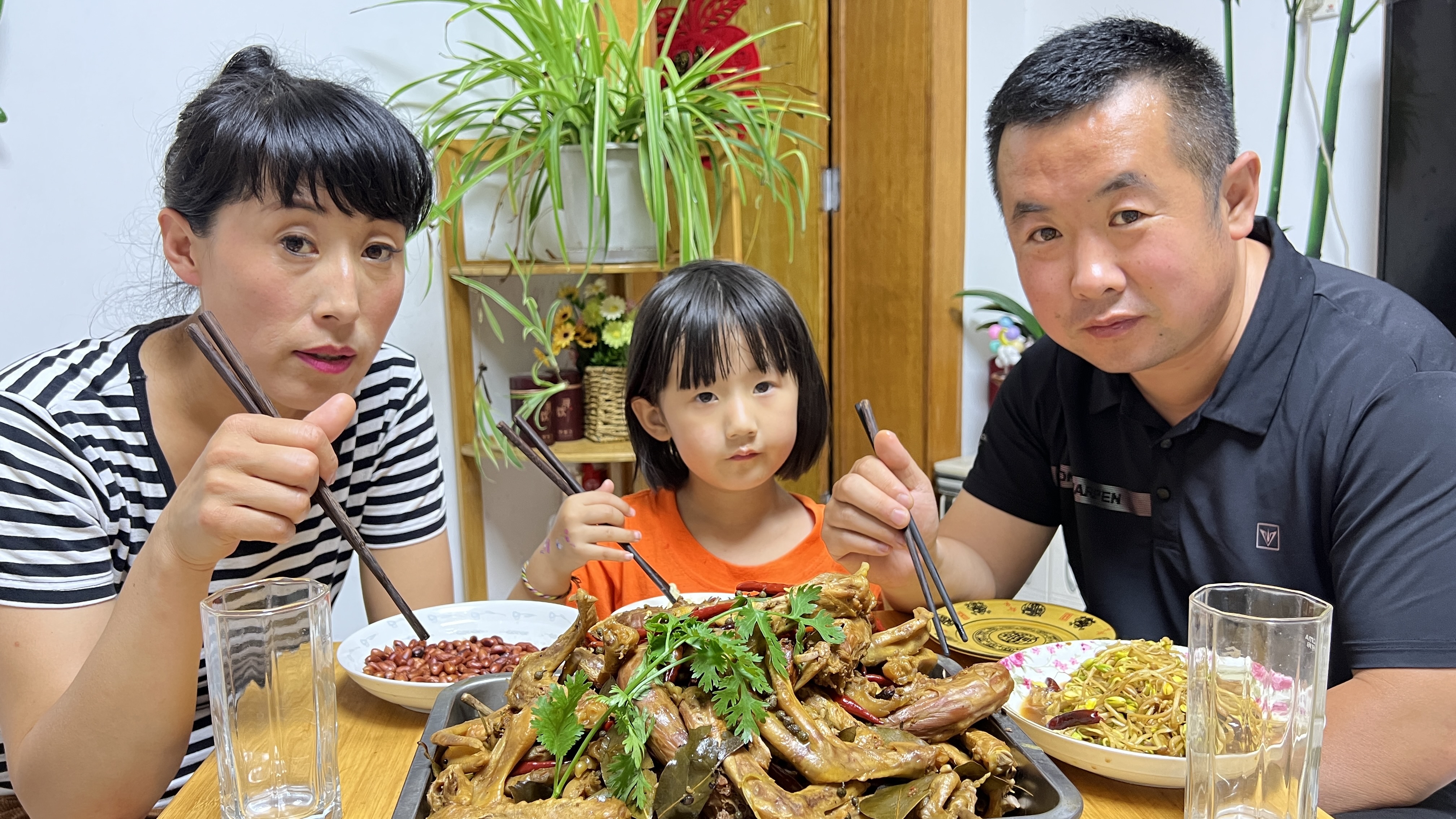 15斤鸭货100元,锅哥秘制麻辣鸭货,六斤酒,小媳妇喝美了