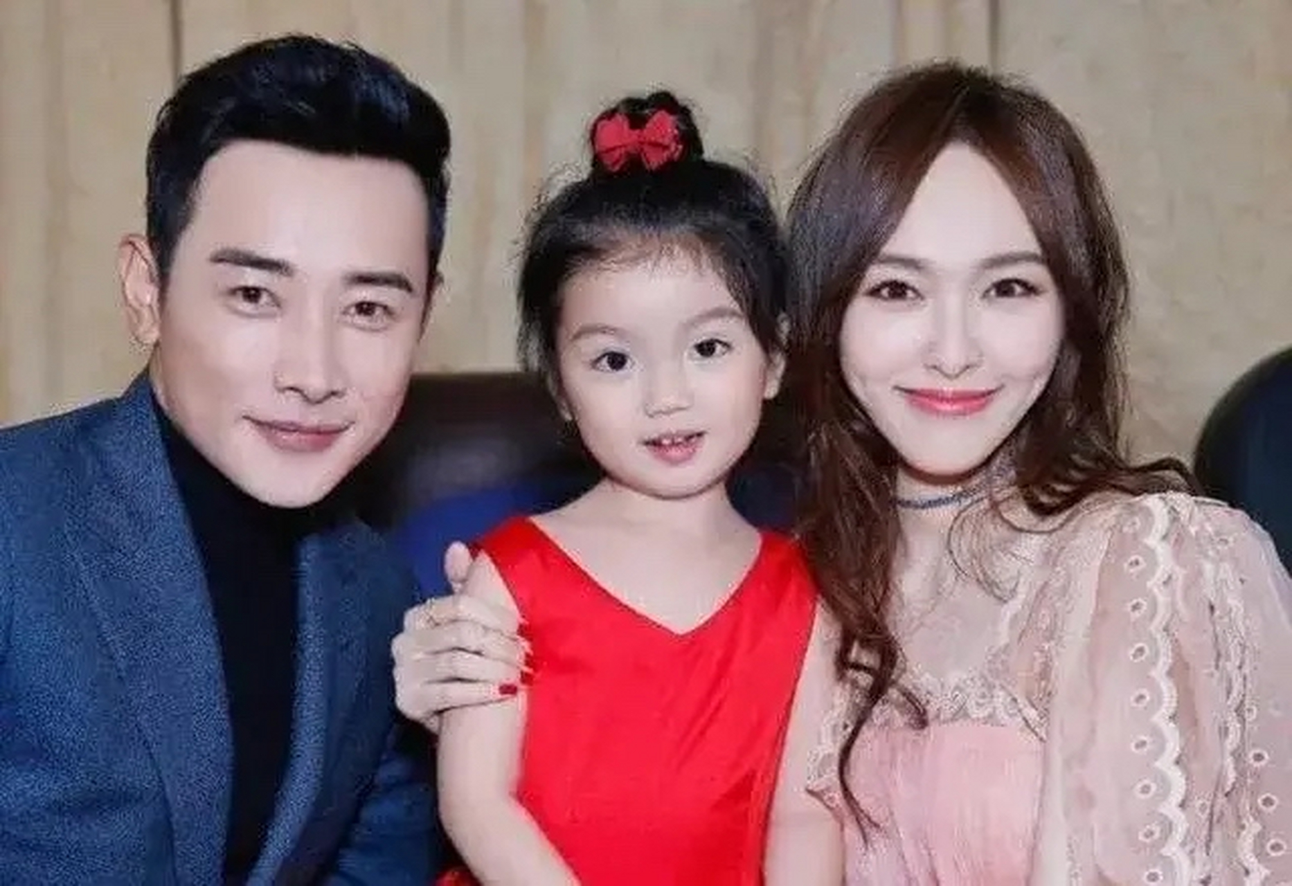 罗晋 唐嫣幸福甜蜜的一家三口!