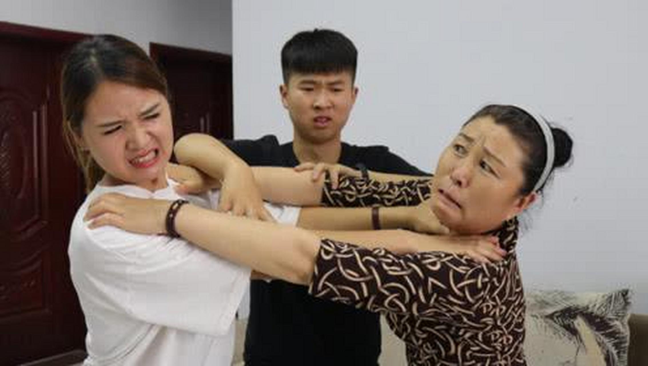 小姑子办满月宴,婆婆逼怀孕儿媳给全家16人做饭,儿子直接离开家