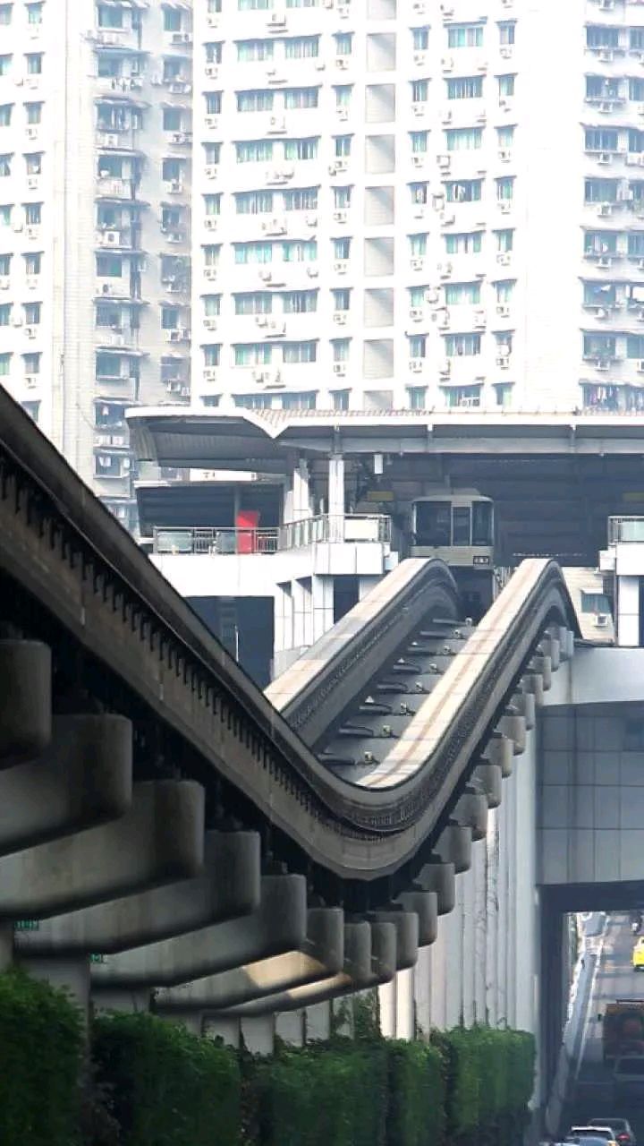 重庆轻轨2号线每天穿楼而过,不会吵到楼里生活的居民吗?