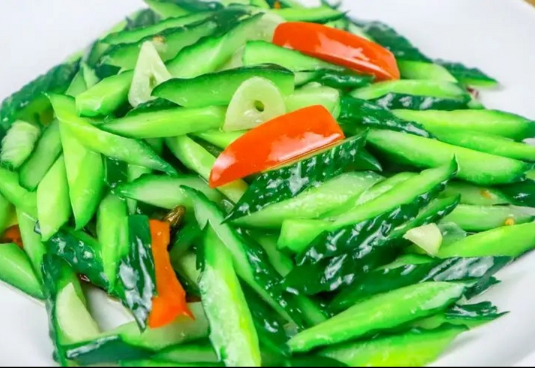 我的美食分享#  清炒黄瓜  1,黄瓜洗净去掉瓜瓤切成段.