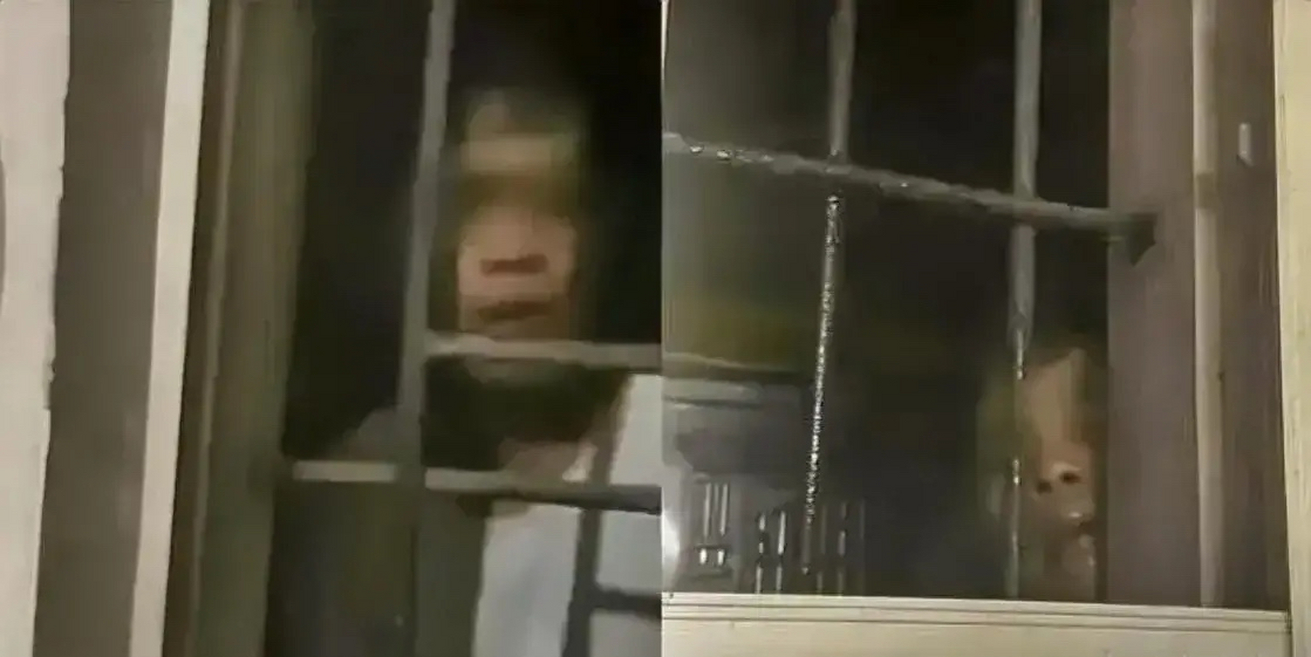 一位勇敢的女子在凌晨2点洗澡时,竟然遭遇了一名无