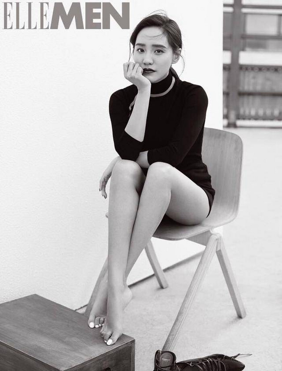 王智脱掉高跟鞋露出玉足拍摄美腿写真