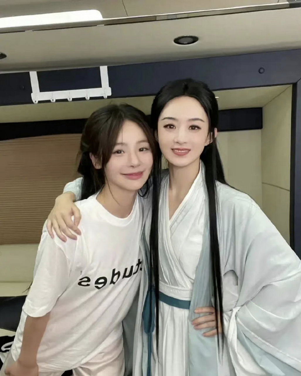 沈梦辰是换脸了吗?和赵丽颖合影看起来大变样了?