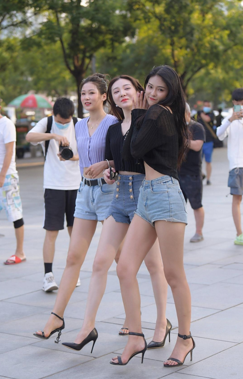 时尚靓丽的翘臀美女#日常穿搭# #时尚街拍美女