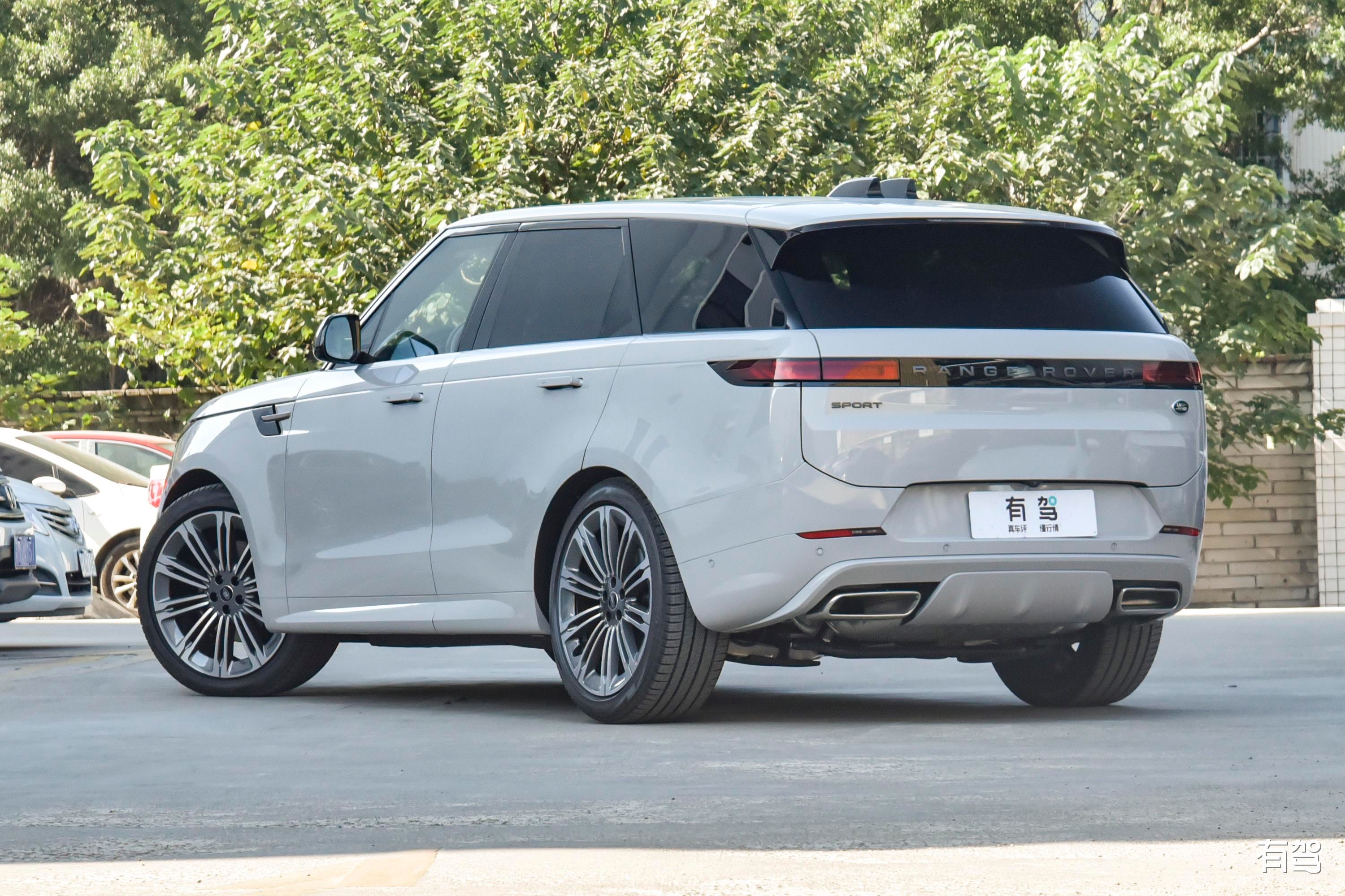 2024揽胜运动版终于亮相!比凯雷德还漂亮,堪称suv中"天花板"