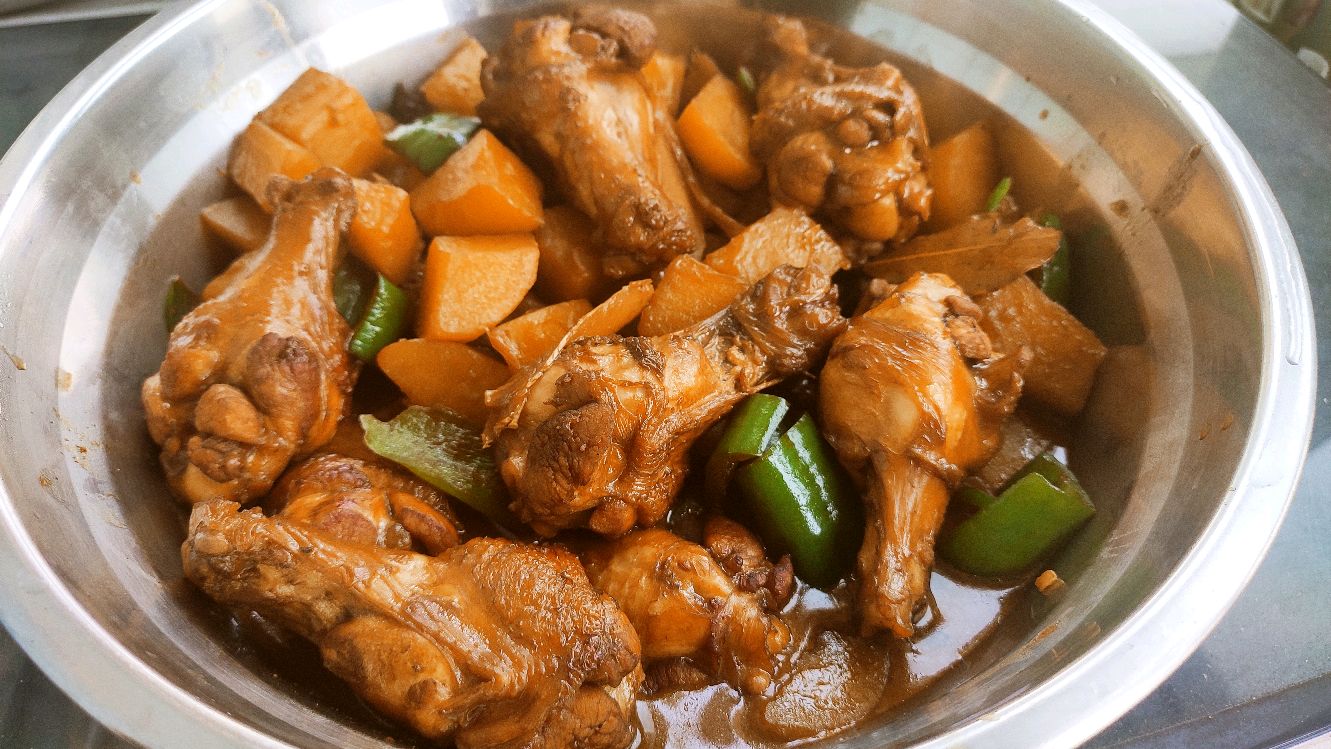 土豆烧鸡腿这样做才好吃,香糯入味又开胃,上桌汤汁都不剩