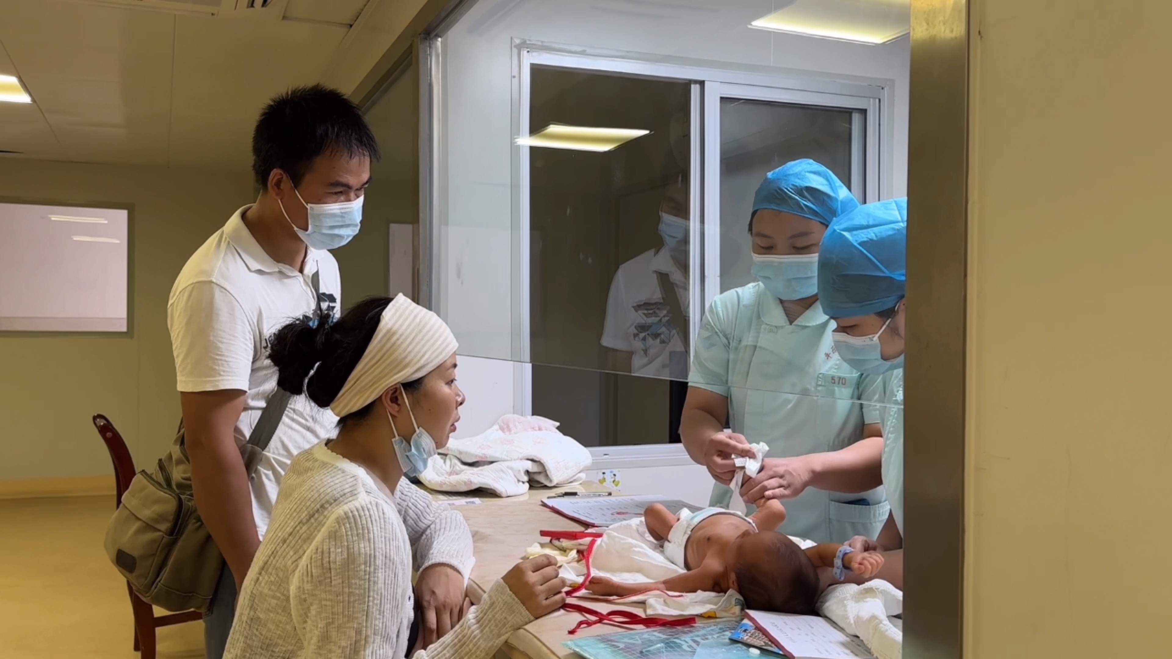 宝宝黄疸导致嘴唇发黑，吓得立马去医院，医生的话让小翠更难过
