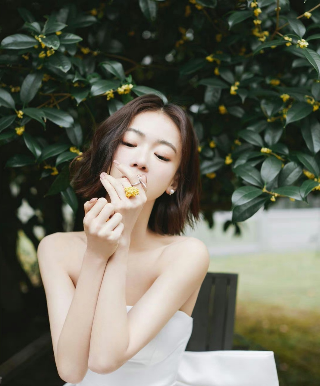 吴谨言# 一袭白色抹胸礼裙,甜美清纯的容颜,白皙细嫩的肌肤,婀娜多姿