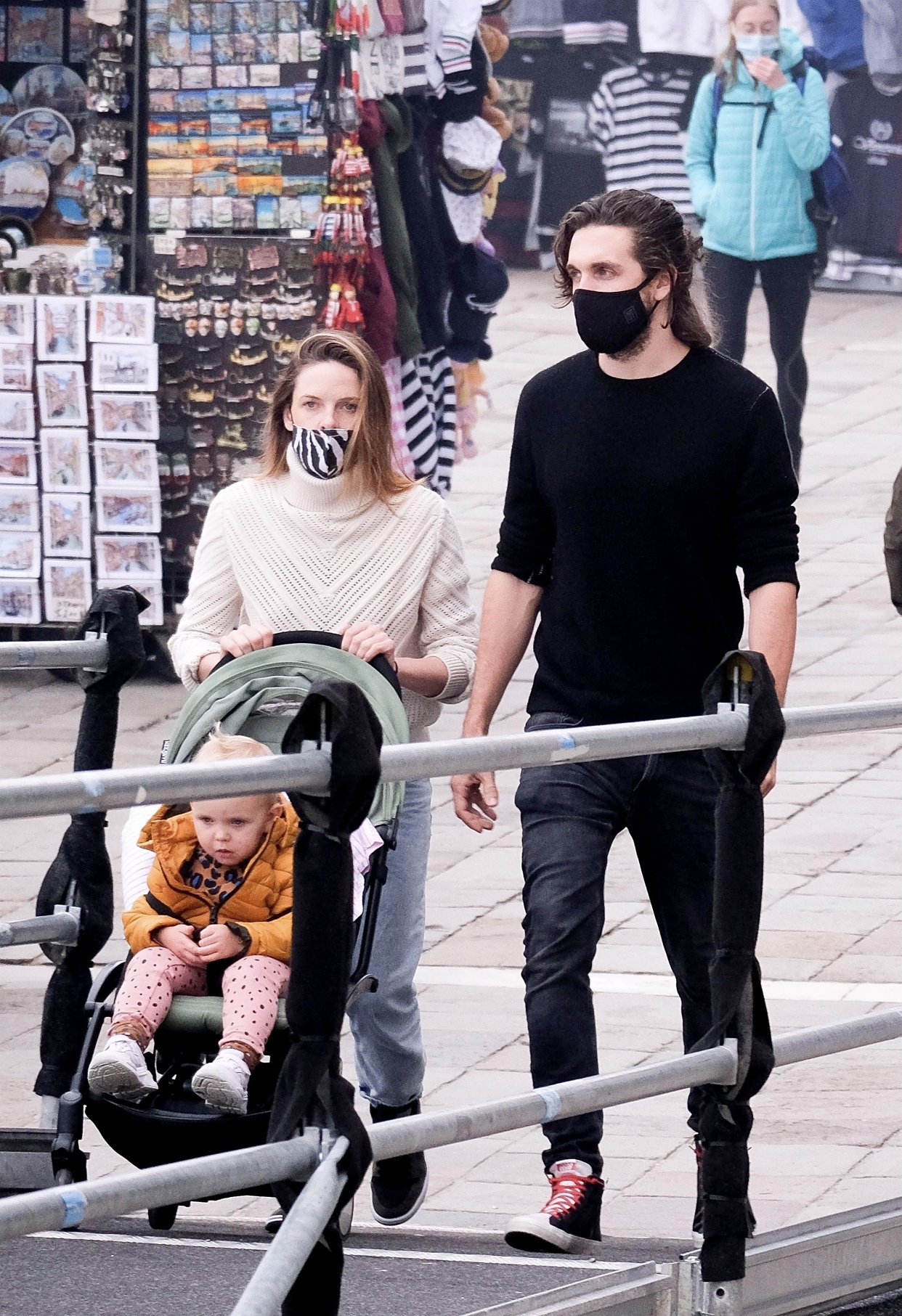 幸福!丽贝卡·弗格森一家三口威尼斯外出新街拍