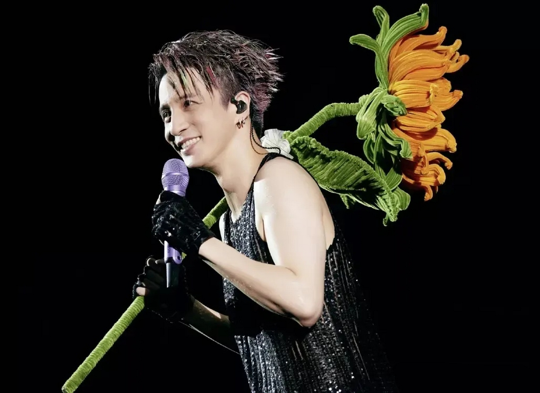 由于与tfboys的演唱冲突,薛之谦的团队中的成员都去了tfboys的演出