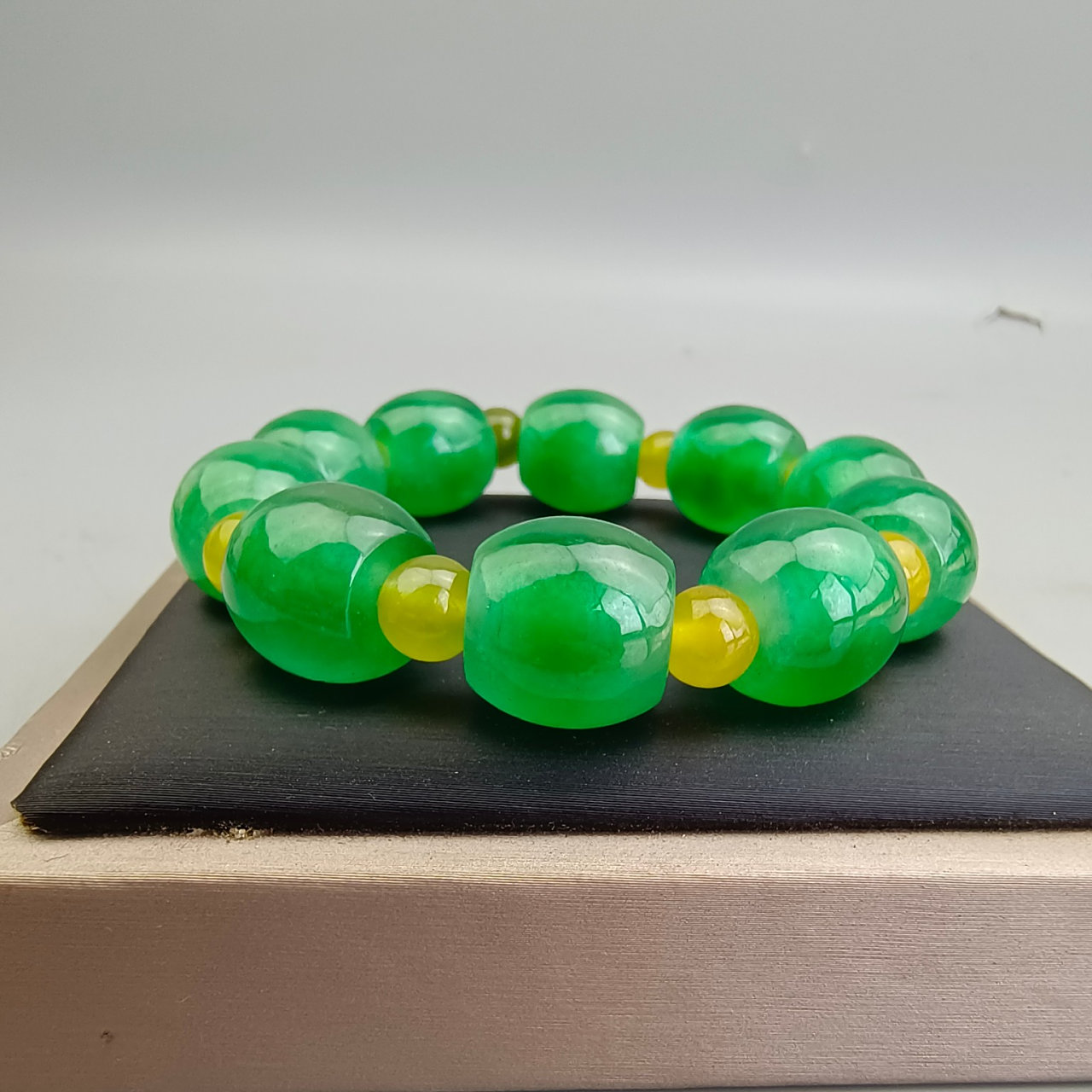 古玉老玉古董收藏的古代缅甸冰种浅绿色老翡翠路路通手链手串