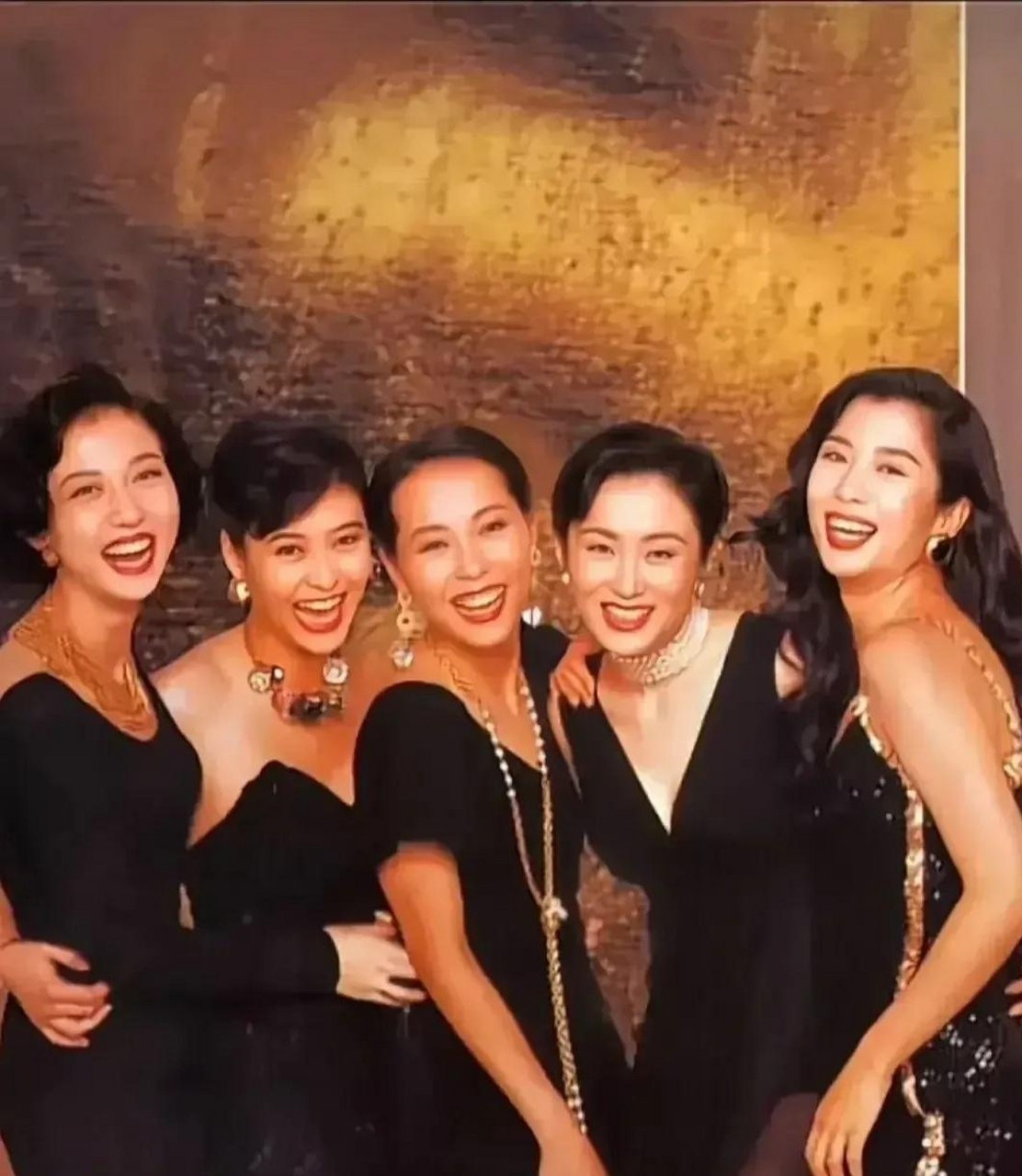 两张时隔几十年的合影,叶童虽然看上去是最显老的一个,但是也是最有