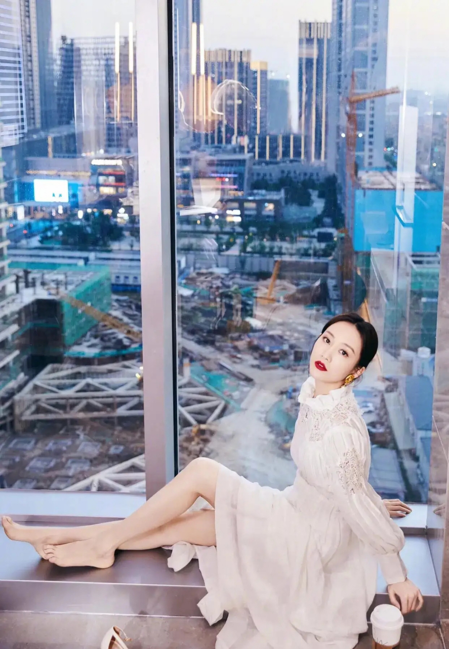 王鸥 神仙颜值配美腿玉足!