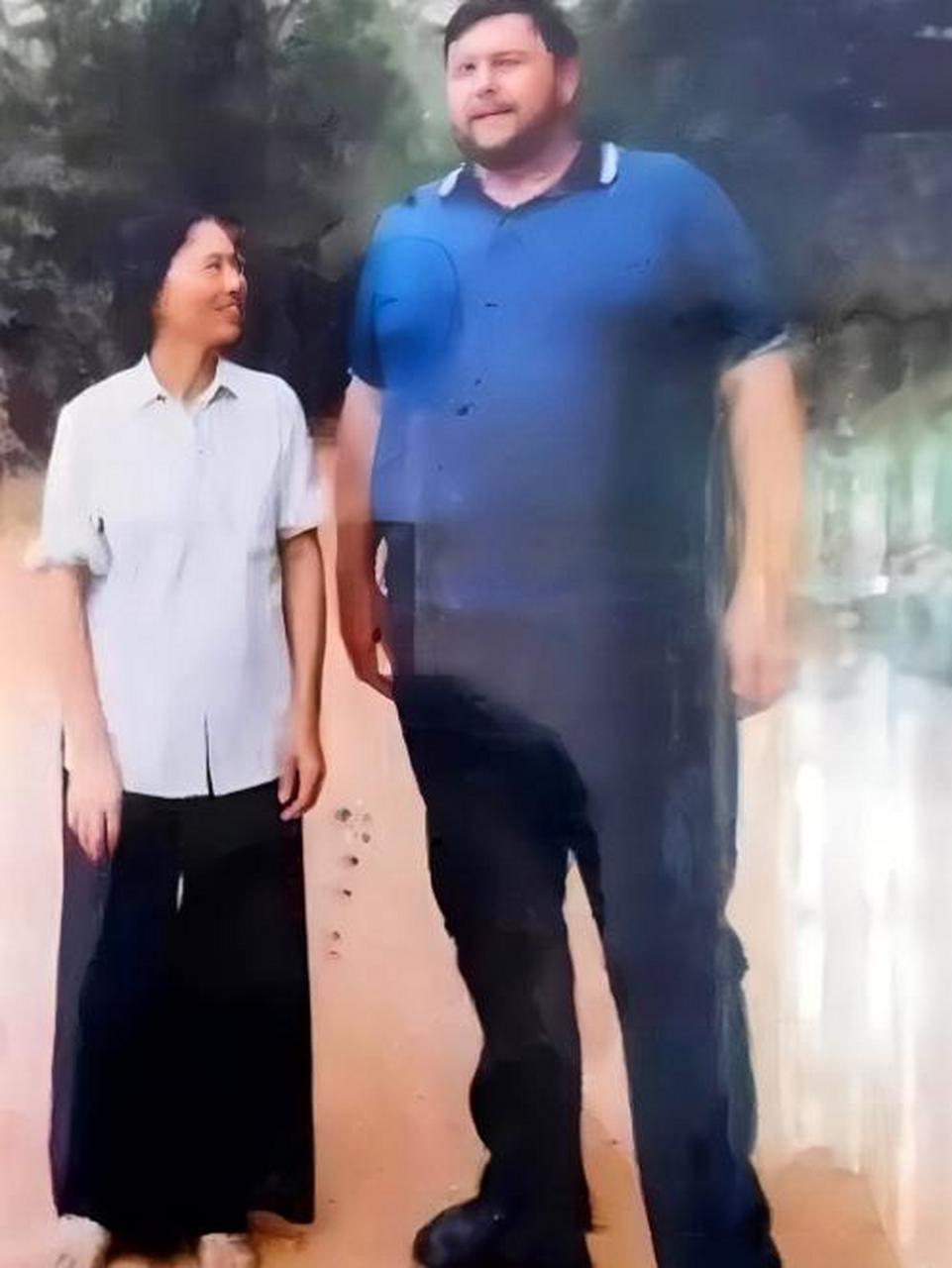 8的魁梧男人,两人的身高体型差异形成鲜明对比.