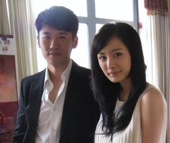 40岁走红,演员王骁娶平凡妻子生一女,是母亲王馥荔的骄傲