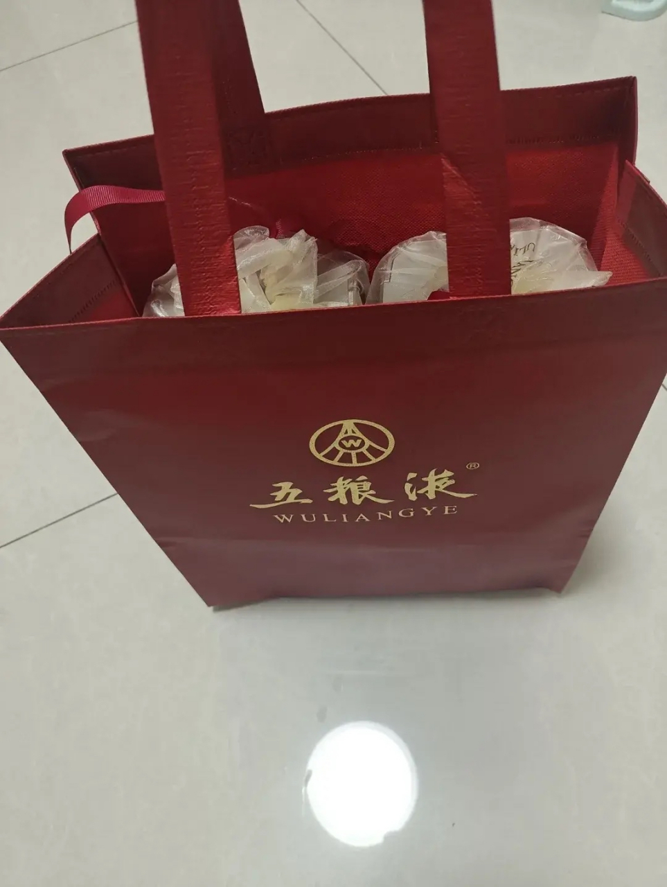 孩子的班主任老师送了两瓶五粮液给我,盛情难却,只好收下.