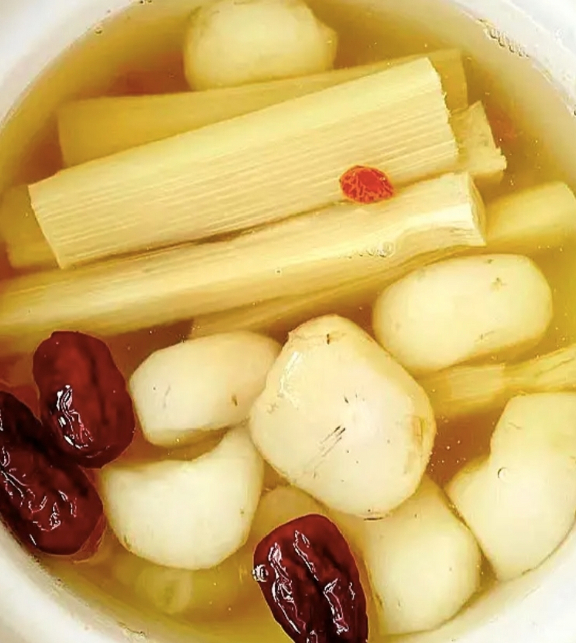 我的美食分享#  竹蔗马蹄红糖糖水的做法  1,准备食材:马蹄,竹蔗