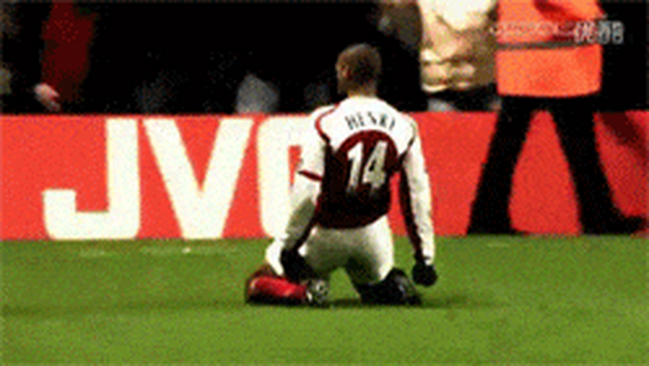 滑跪界的三大扛把子:哈兰德,德罗巴,亨利.  德罗巴霸气十足.