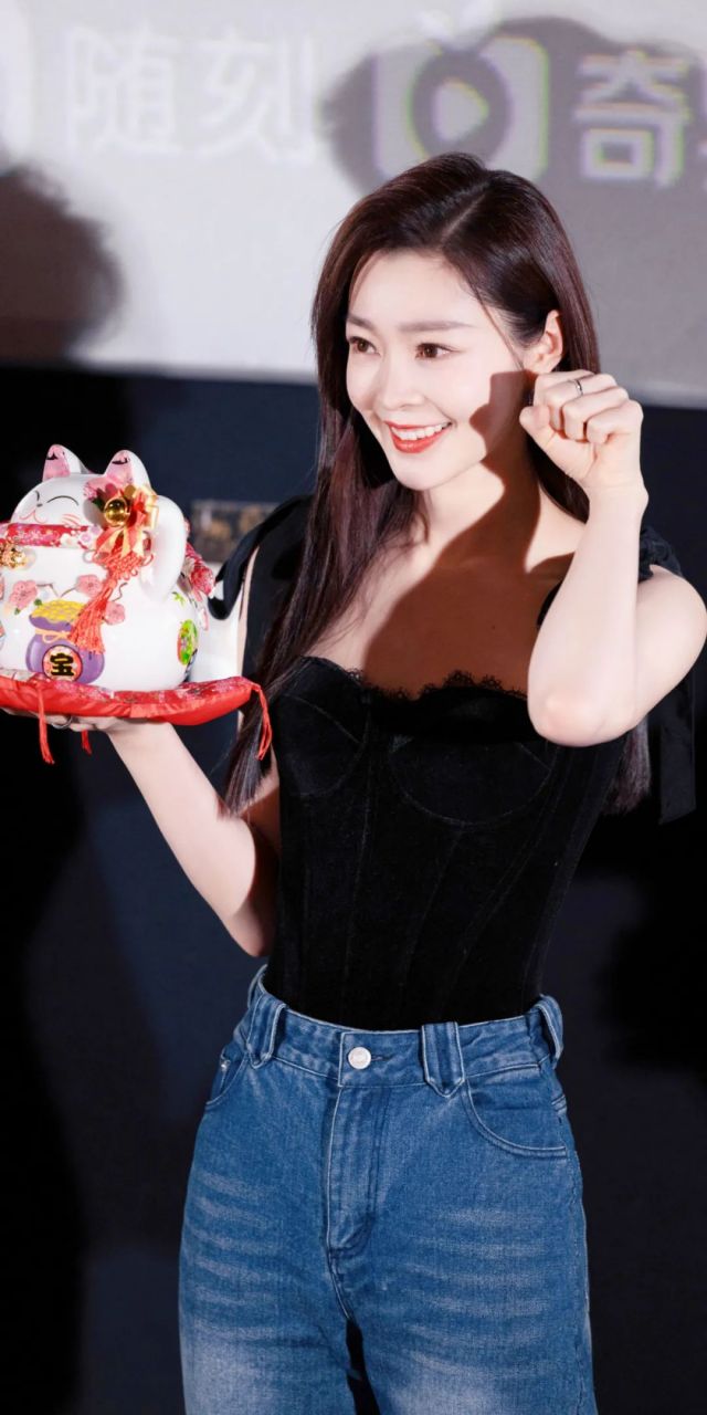 话说宋轶好像挺喜欢牛仔裤的. 而且她选的都是高腰裤.