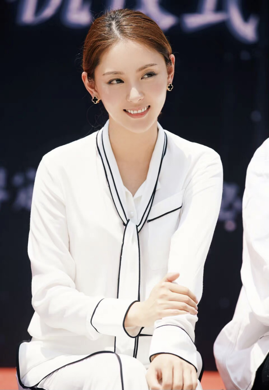 小刘佳才是甜妹天花板的存在,绑带衬衫配阔腿裤甜美