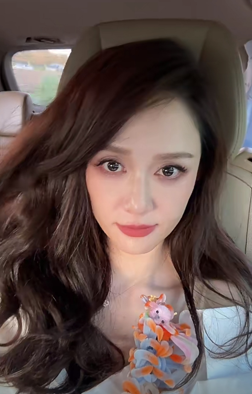 陈乔恩下班回家美美自拍,笑眼盈盈气质温和,幸福的婚姻改变了她的外在