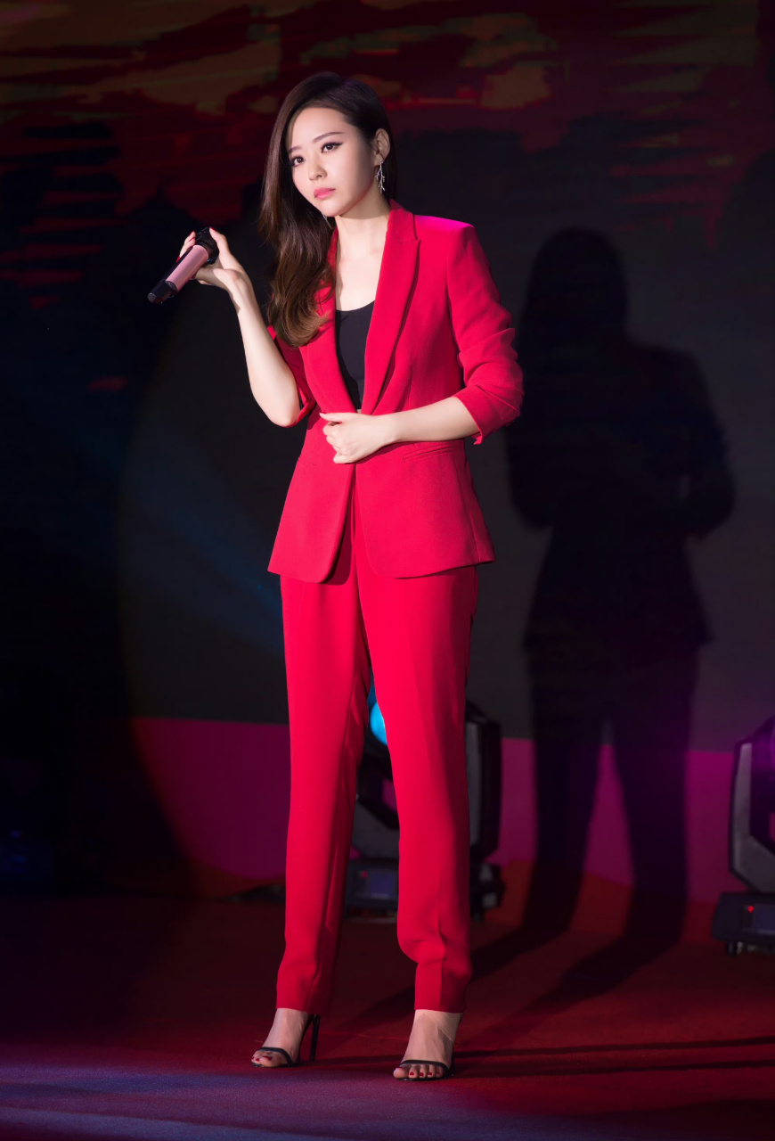 张靓颖  红色套装  大长腿美jio