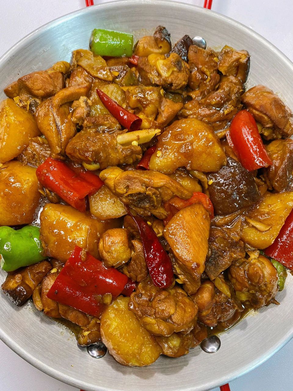 家常版黄焖鸡 太费米饭啦 巨好吃|||95食材: 3个鸡腿,香菇,土豆,青