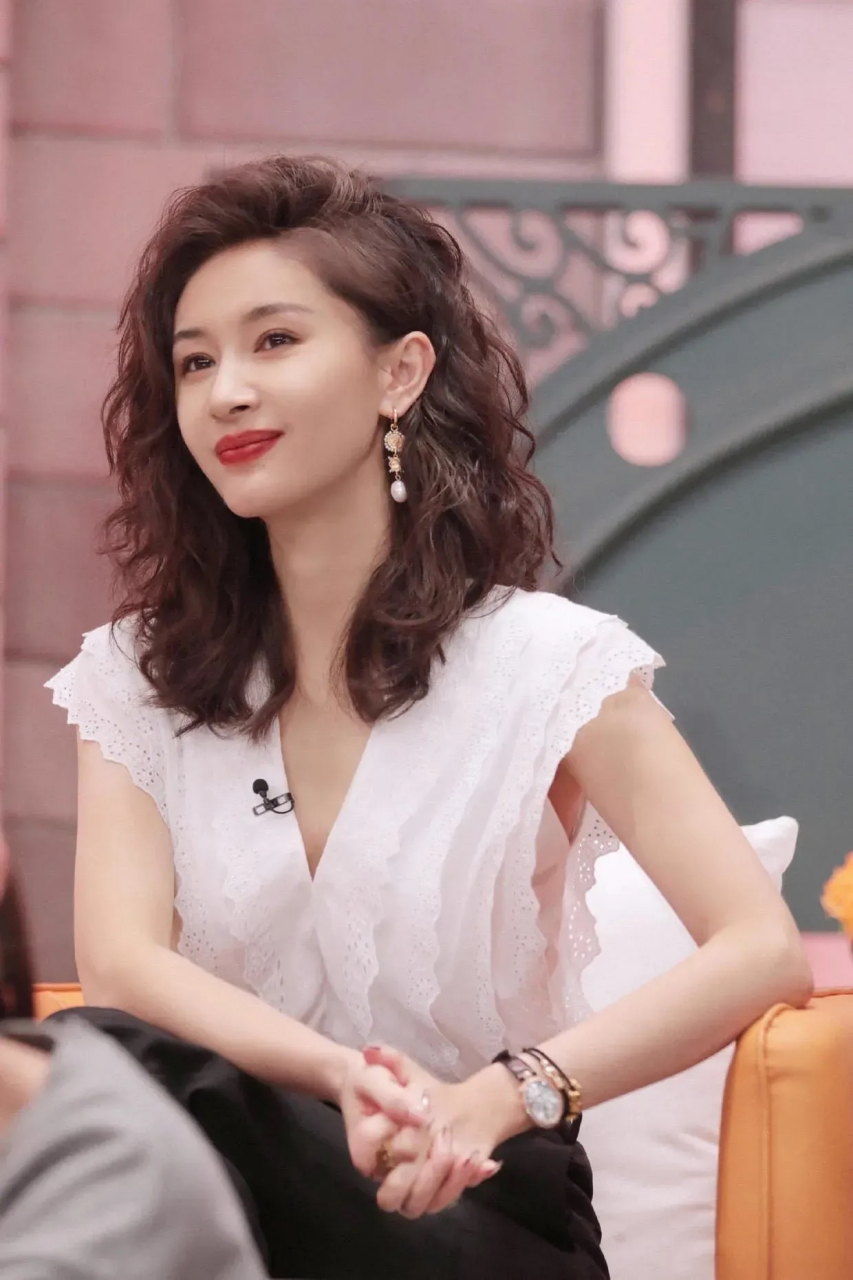 王子文卷发偏分发型好显气质,这次造型总算搭对了,白色无袖上衣,衬得