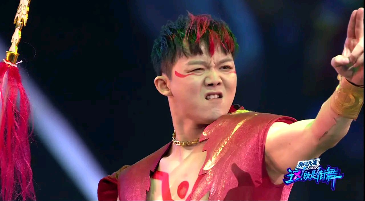 33岁杨凯获街舞冠军,地板舞也能battle得很精彩,哪吒装扮是亮点!