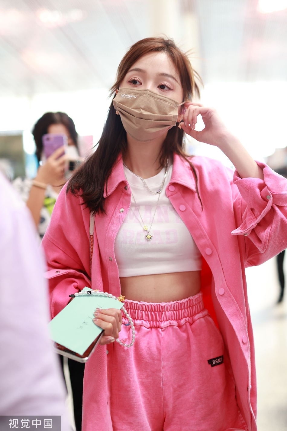 组图：吴宣仪粉嫩少女造型亮相机场 露出腰腹线条甜酷范十足第2张图片