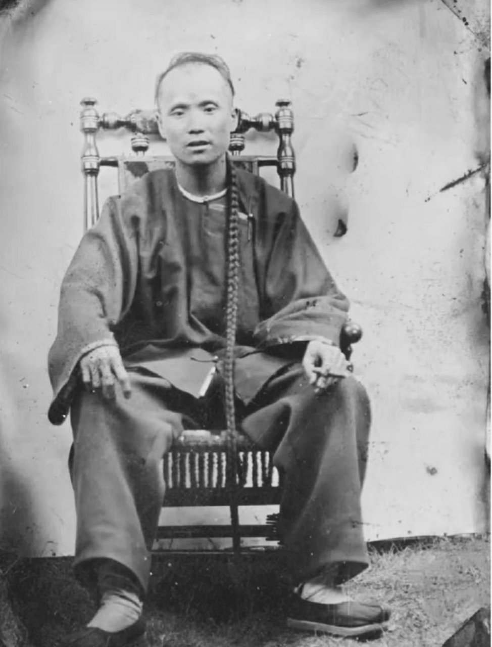 清朝统一中国之后,剃发留辫凭借政权的力量由满族的风俗变成了满汉