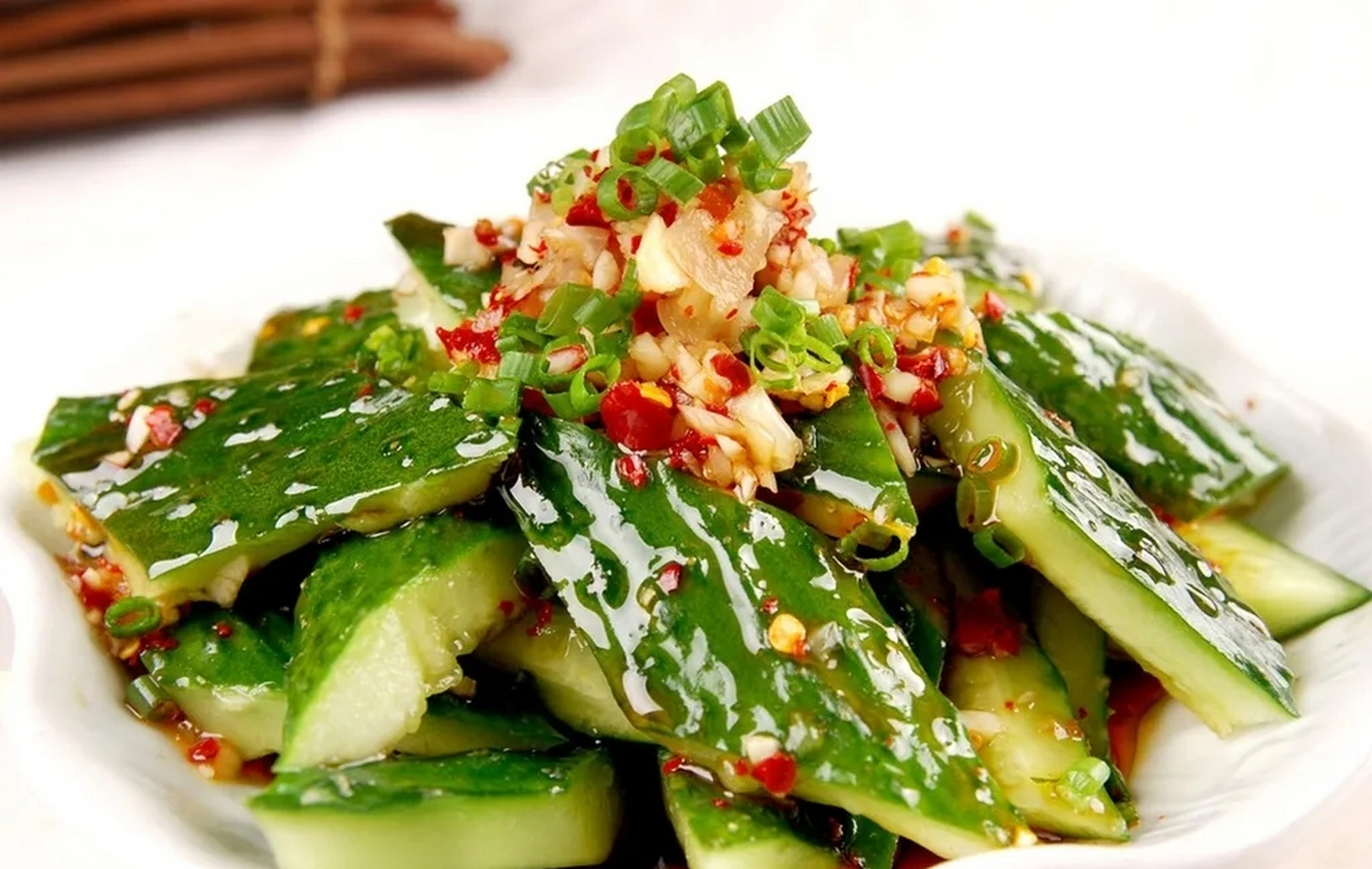 凉拌黄瓜是一道清爽可口的传统川菜,也是夏季餐桌上常见的一道开胃