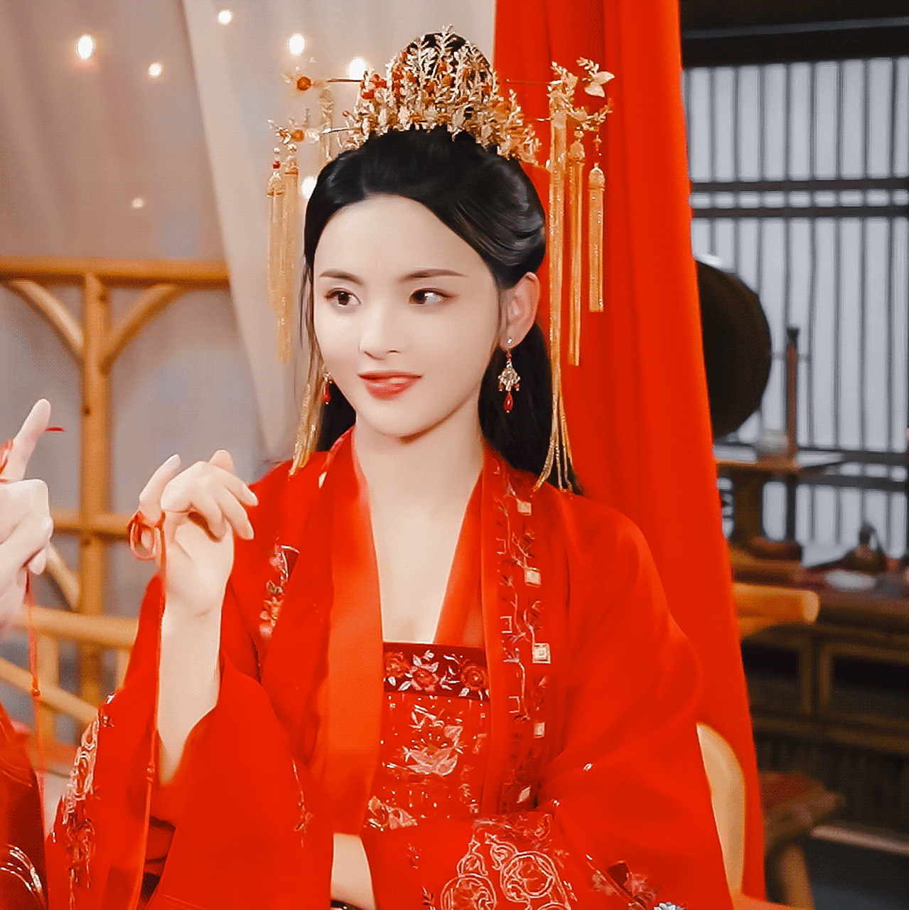 杨超越[打call]的婚服好美啊[鼓掌]