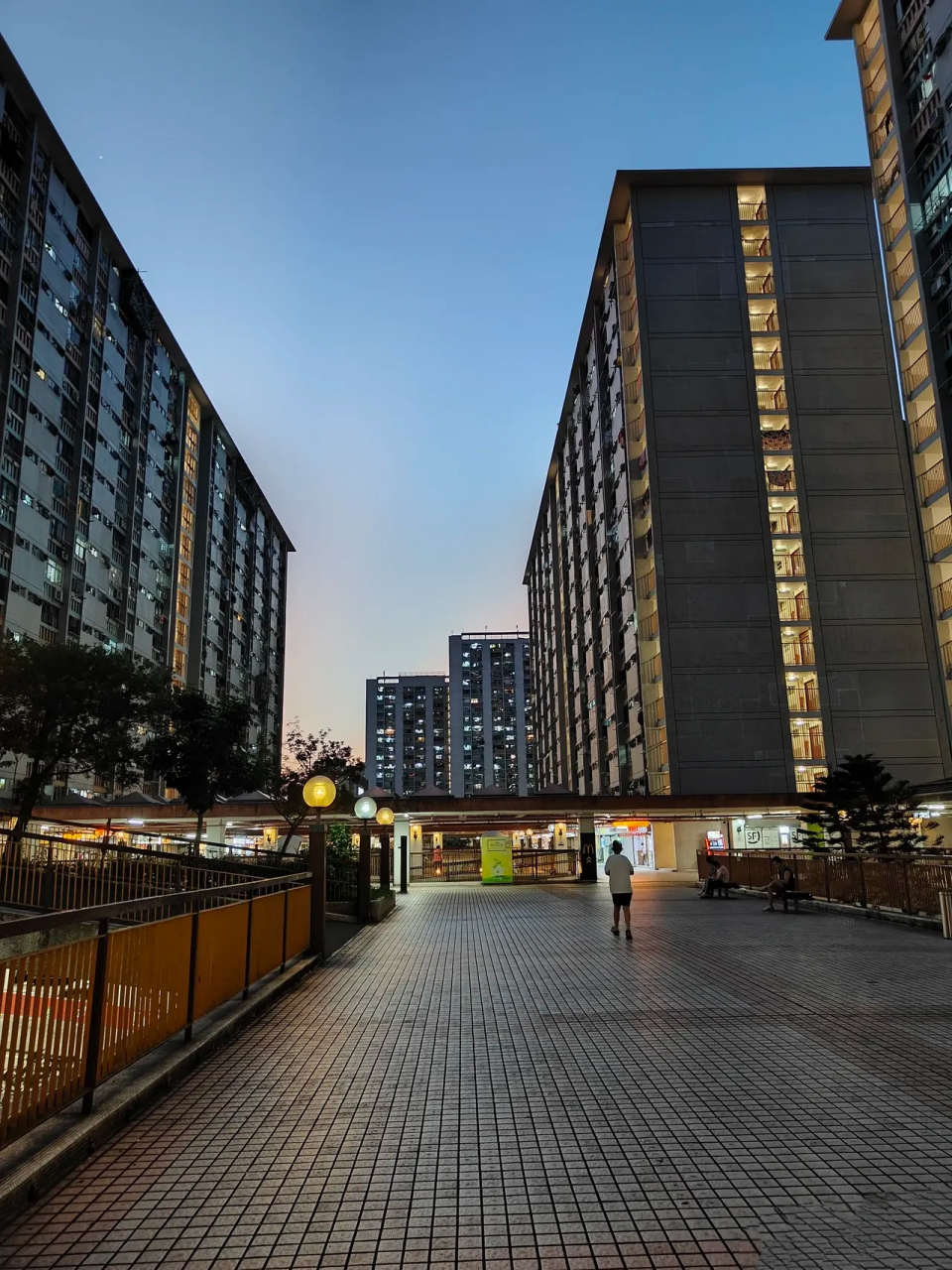 5平方米,等于75尺左右,而大多数香港人是无法达到这个标准,其中约65.