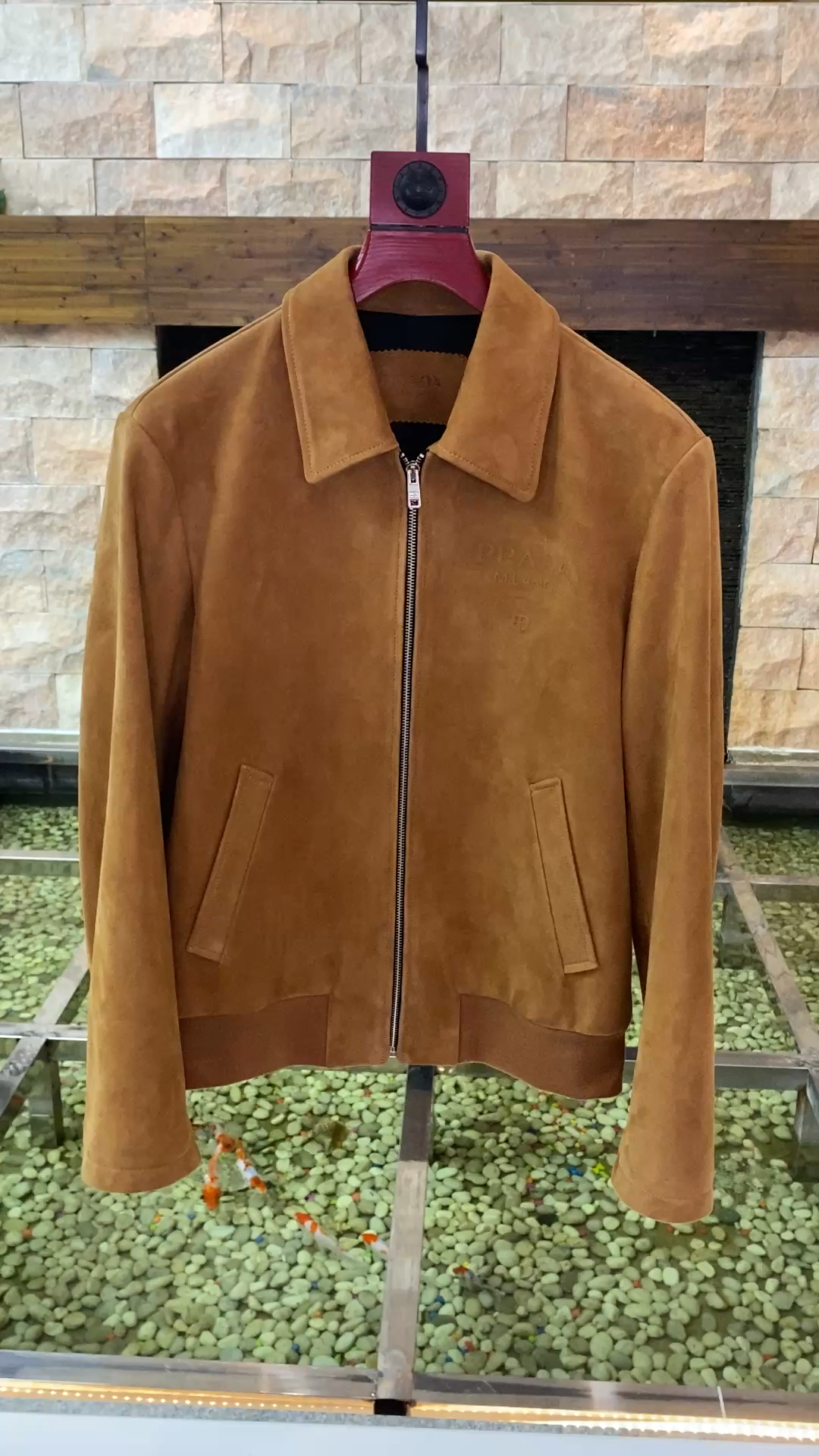 普拉达皮衣夹克外套简洁大方的设计,深得广大男士喜爱