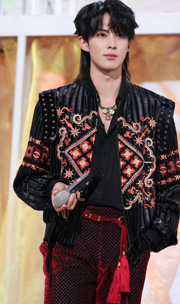 王鹤棣录节目换长发了,刘海遮眼,后面还有狼尾造型