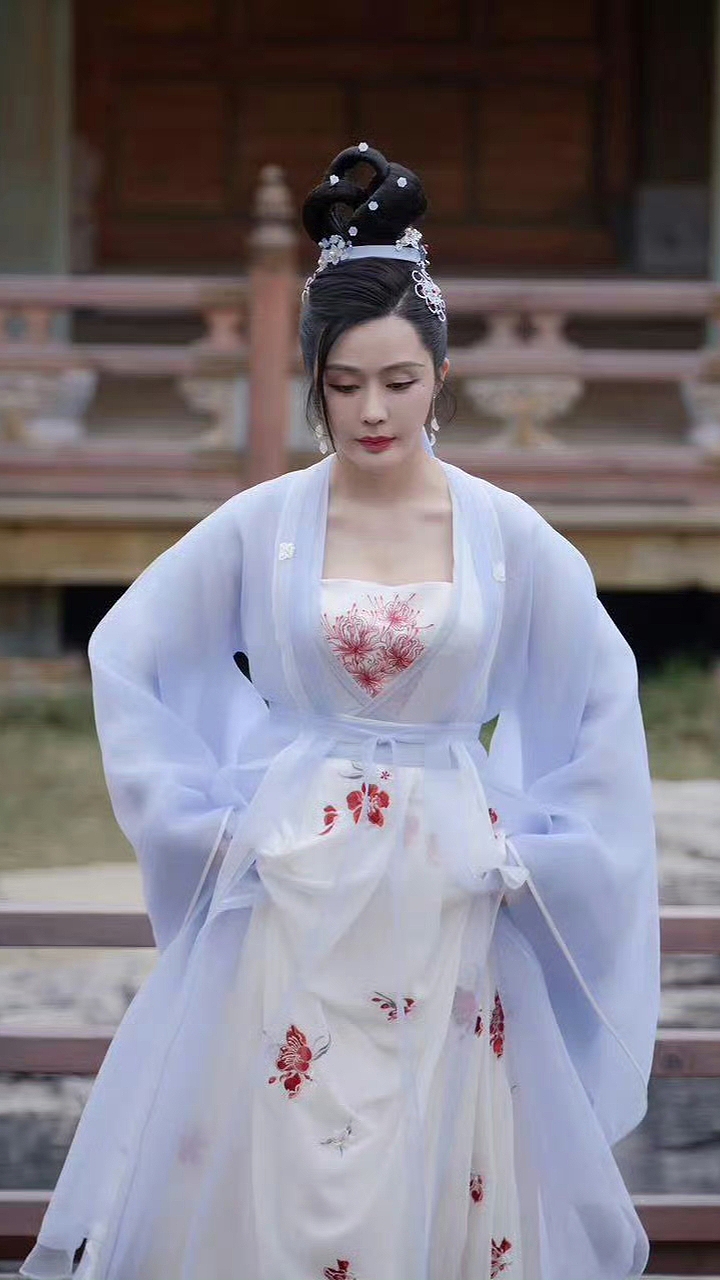 《九义人》汤晶媚7个古装造型,第五个把身材衬托得凹凸有致!