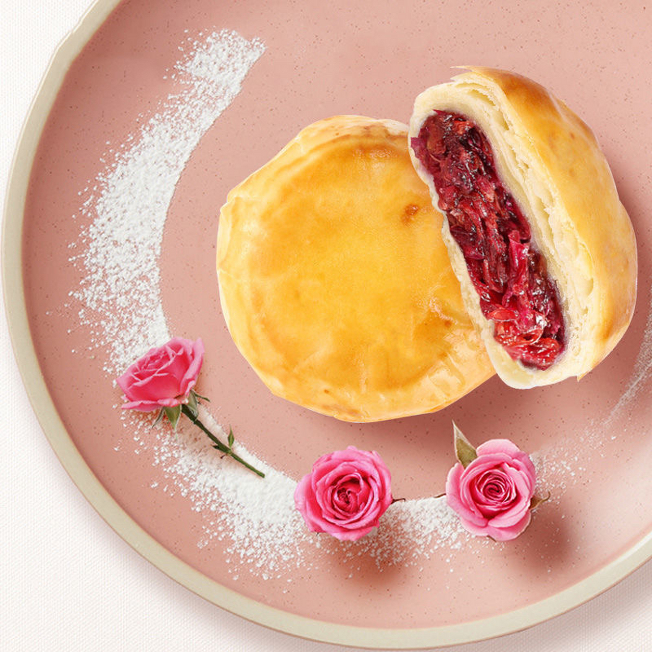 云南非遗美食"玫瑰鲜花饼"一定要尝尝,饼皮层层起酥,饱满的玫瑰花馅料