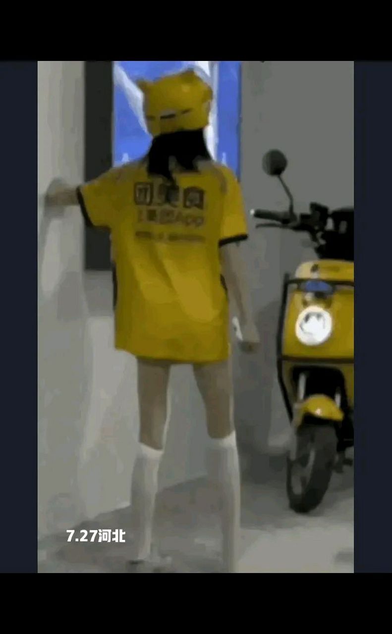 这是爬了多高的楼梯啊?双腿哆嗦成那样,还是咋了?楼层高不爬不行吗?