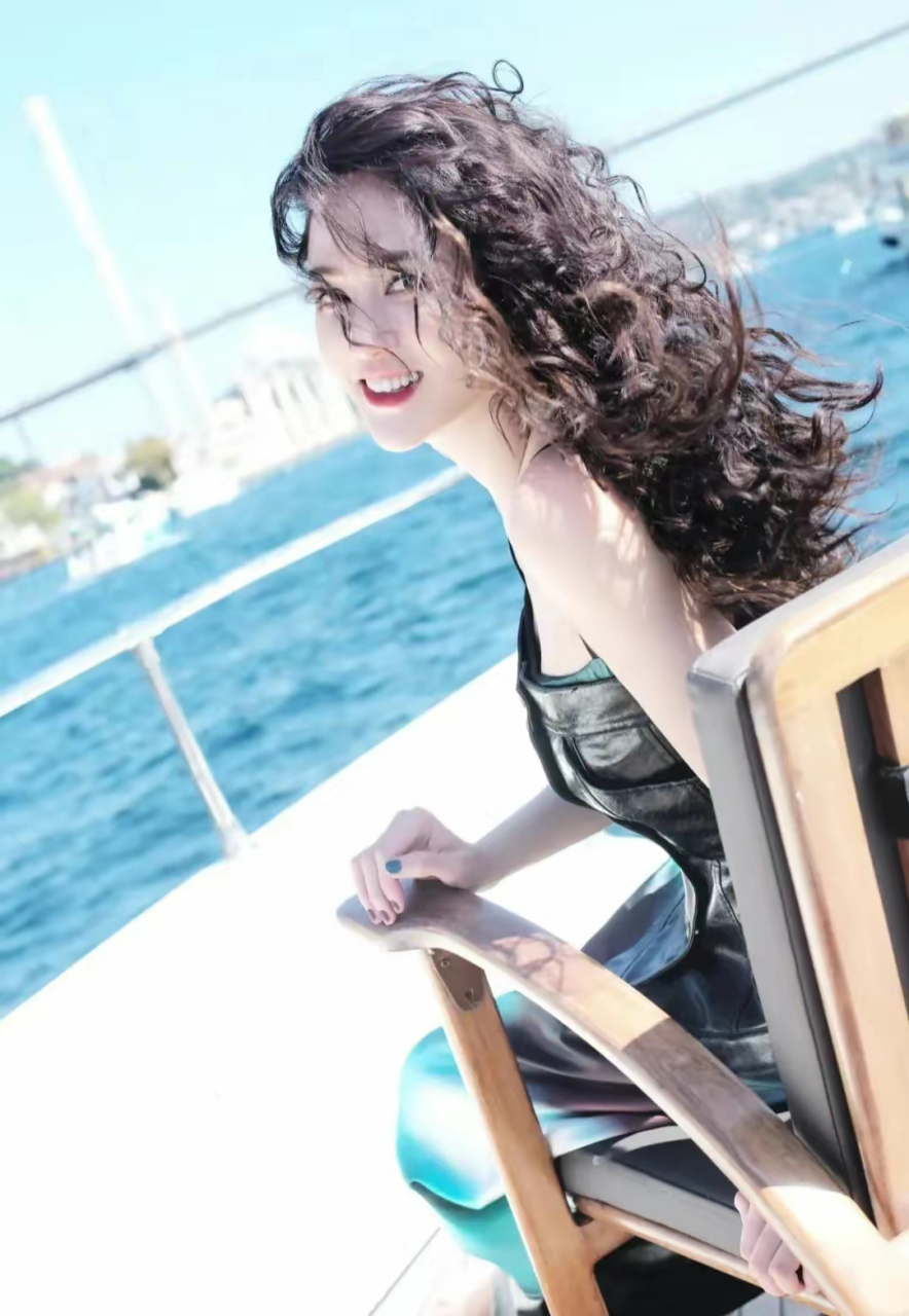 陈乔恩游艇大片来了,复古卷发搭配红唇,十分气质!