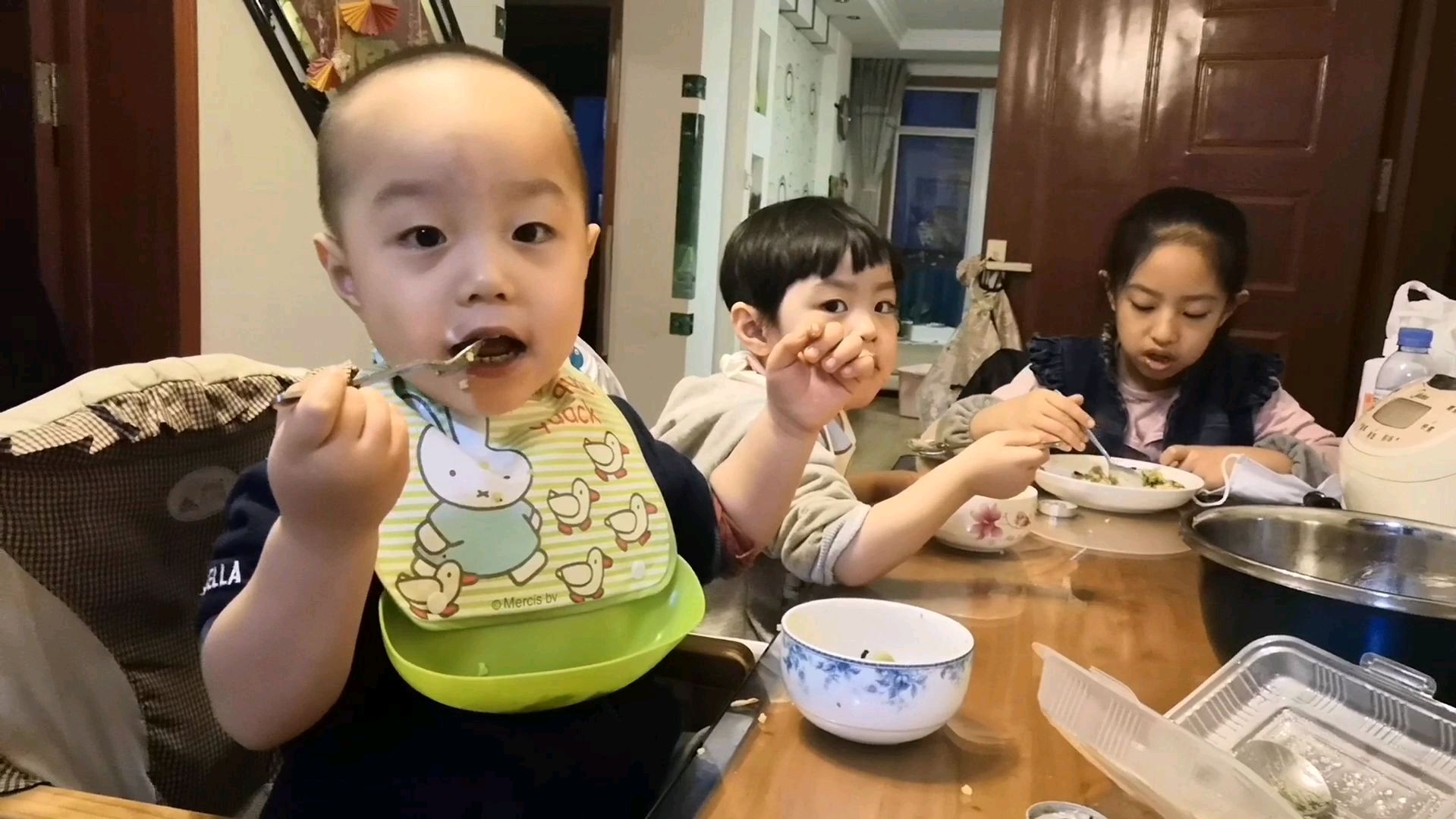 龙凤胎不爱吃蔬菜,全职宝妈小丽变换花样,龙凤胎把菜全吃啦