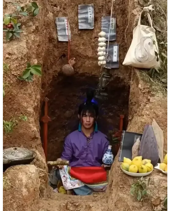 广西男子在山里挖了个洞,玩起了闭关修炼的把戏,引来网友热议