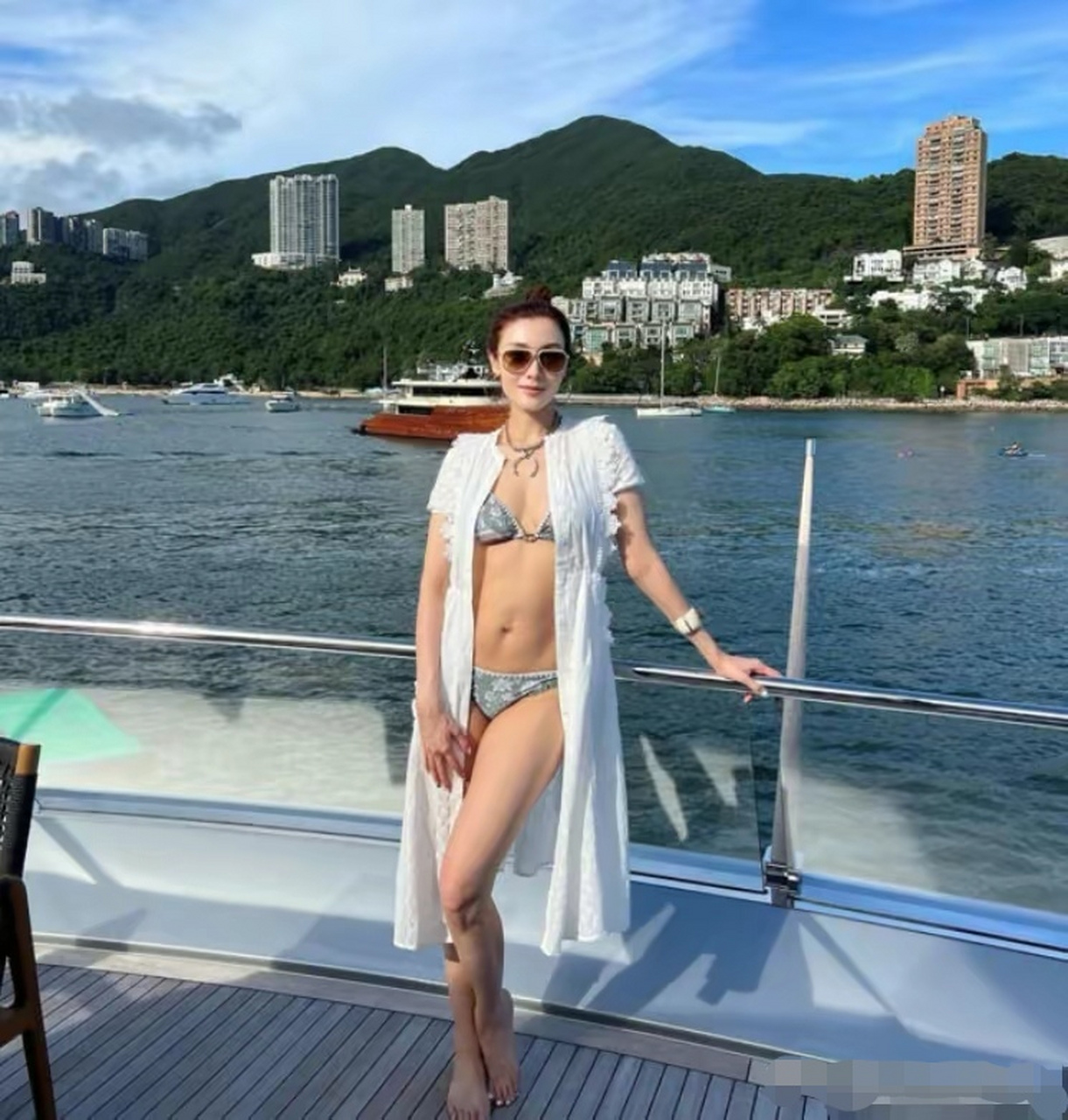 欧美性感女人时尚穿搭# #明星生图大赏# 52岁李嘉欣的泳装,一亮相就