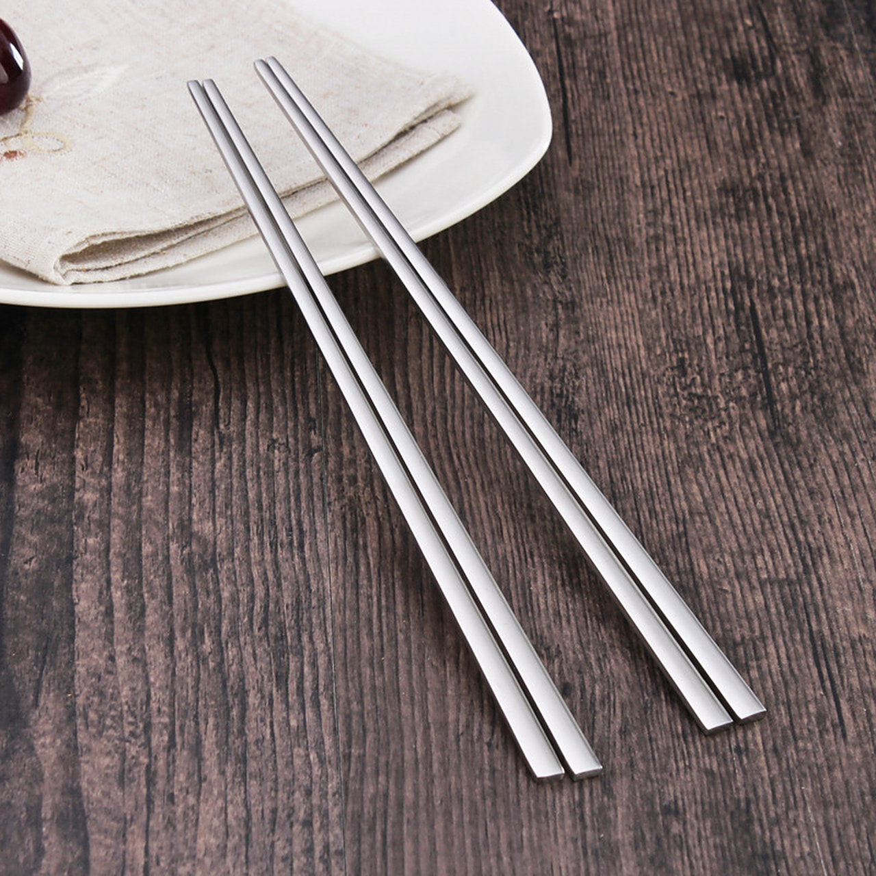 韩式筷子的特点是形状是扁的,从头到尾都是扁的,而且以金属筷子居 ..