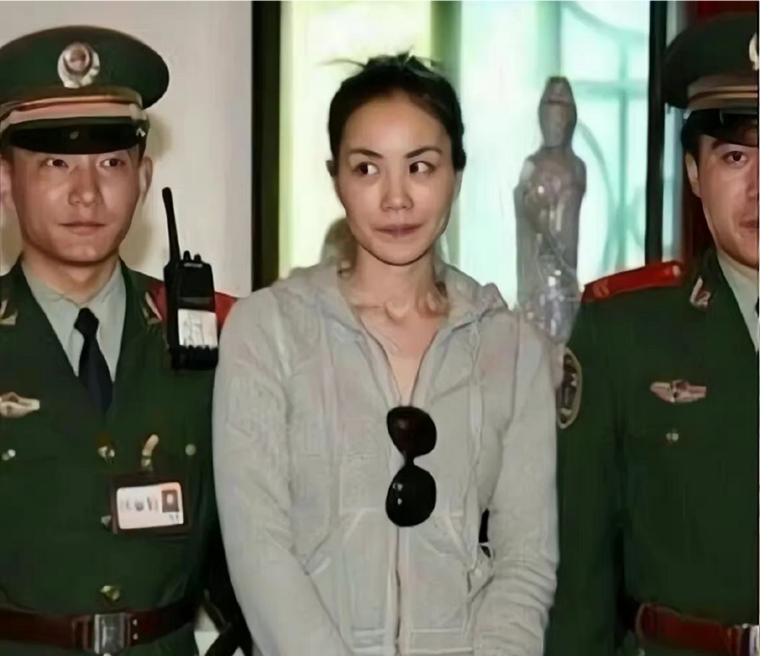 原来不只是黄渤,任谁跟警察叔叔合照都不太好看![捂脸]