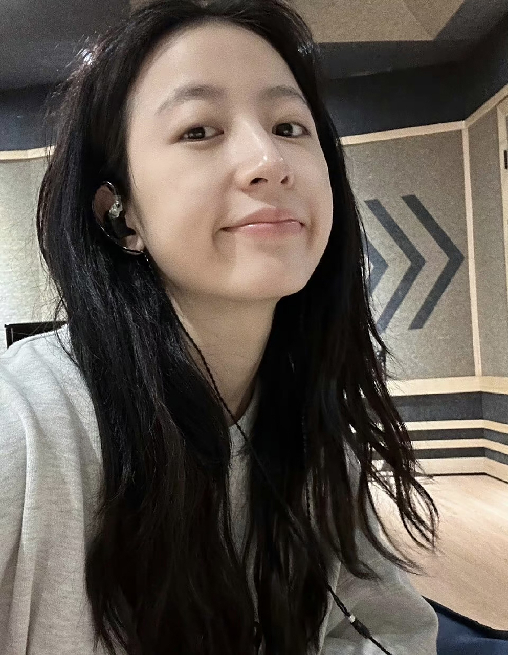 周雨彤素颜好美,皮肤状态真好,无瑕疵